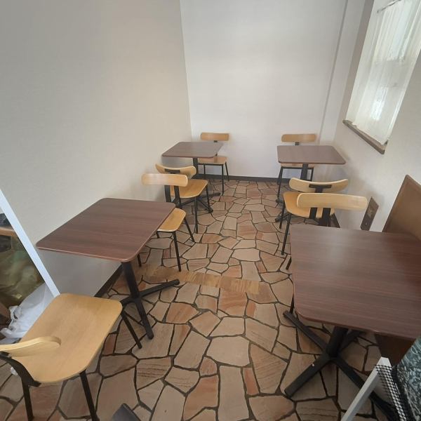 【お一人様・少人数グループも大歓迎♪】テーブル席とカウンターをバランスよく配置。女性のお客様も入りやすいよう清潔で落ち着いた雰囲気を重視し、自然光が差し込む店内は居心地抜群です！人気芸人似の店長が腕を振るう本格中華はリーズナブルでボリューム満点☆同僚とのランチ・お仕事帰りのサク飲み・女子会利用にも◎