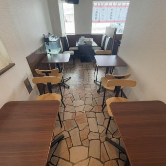 店内はカフェのような明るさと清潔感に溢れ、女性やお子様連れでも安心して過ごせる落ち着いた雰囲気です。4名様掛けテーブル(3卓)は、ご家族での夕食やご友人とのランチ、誕生日のお祝いにも最適♪広々としたスペースで、ワイワイと本格中華を囲みながら、素敵なひとときをお過ごしいただけます。