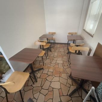 2名様掛けテーブル(3卓)と1名様掛け(1卓)をご用意。デートでのご利用や、お一人様での贅沢なランチタイムにもぴったりです。バリアフリー設計でベビーカーや車椅子の方もスムーズに入店可能。Wi-Fiも完備しており、お食事を待ちながら快適に過ごせる、現代のニーズに合わせた居心地の良いレイアウトです。