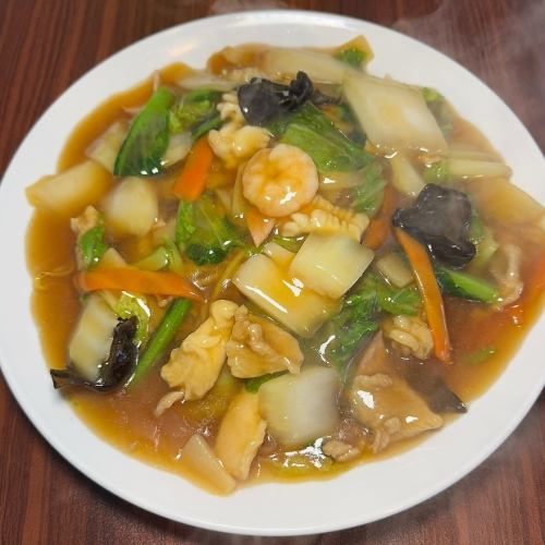 【不動の人気No.1】具材の旨味がとろけ出す！五目あんかけ焼きそば