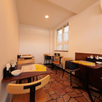 2名様掛けテーブル（3卓）と1名様掛け（1卓）をご用意。デートでのご利用や、お一人様での贅沢なランチタイムにもぴったりです。バリアフリー設計でベビーカーや車椅子の方もスムーズに入店可能。Wi-Fiも完備しており、お食事を待ちながら快適に過ごせる、現代のニーズに合わせた居心地の良いレイアウトです。
