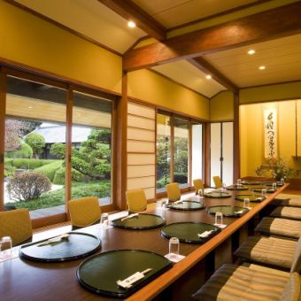 【会席料理】西の館：全６部屋　定員２名様から20名様　※写真は定員12名様の個室です。　会席料理を中心にご案内のお部屋です。厳選された旬素材を心ゆくまで味わいください。家族での集まりやお顔合わせ、接待や宴席とあらゆる会食でご利用頂けます。