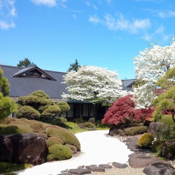 山水亭の魅力はお料理だけではございません。館中央には自慢の枯山水。季節ごとに美しい姿をみせ一時、日常を忘れさせてくれる癒しスポット。全ての個室から日本庭園を望めるわけではございませんがお食事前後の散策はもちろん、お部屋・庭園での写真撮影は係りの者美にお気軽にお申し付けください。