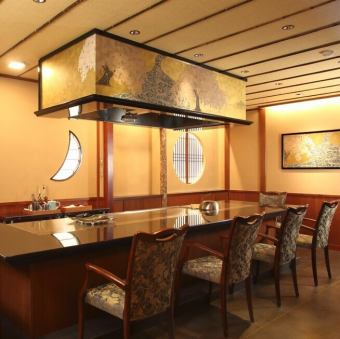 【個室・鉄板焼き】全4部屋 カウンター席 定員2名様から6名様 あなただけの専属シェフがおもてなし♪目の前で豪快に焼き上がる姿は必見!豪華食材の数々を鉄板焼きで味わえる贅沢な大人時間。記念日のデートや家族のお祝いなど特別な日や接待の食事にもぴったり※写真は定員6名様の個室です。