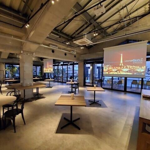 カジュアルな内装と大人な料理の空間をお楽しみください。