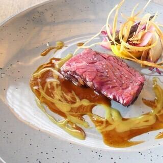 仕事終わりに料理とお酒を楽しむ