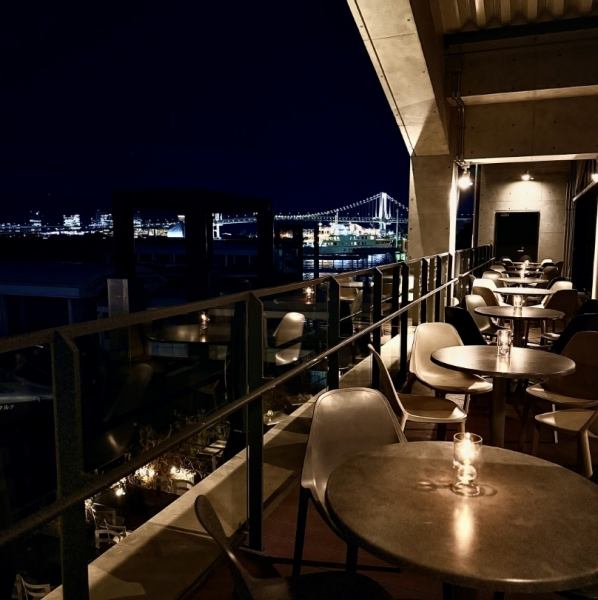 東京湾の潮風を肌で感じる開放的なテラス席は、リゾート気分を味わえる特等席。ランチタイムには陽光が降り注ぐ明るい空間で、ディナータイムには夜景を眺めながら、昼夜問わず様々なシチュエーションでご利用いただけます。都会の喧騒を忘れられるテラス席で、楽しいひとときをお過ごしください。