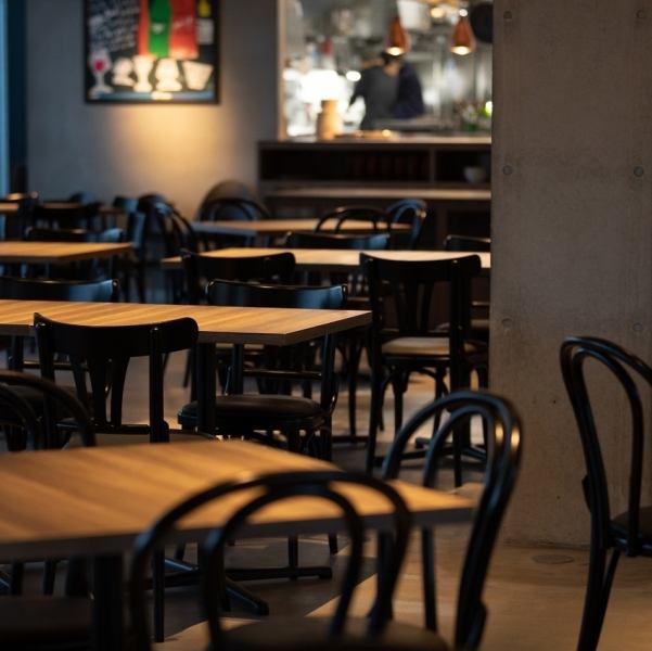 海と風、そして柔らかな光に包まれた店内は、開放感あふれるスペシャルな空間です。昼は明るく爽やかに、夜はムーディーな雰囲気へと表情を変えるのも魅力のひとつ。大切なパートナーとのデートや記念日はもちろん、気軽に立ち寄れるバー利用や結婚式の2次会など、あらゆるシーンに対応します。