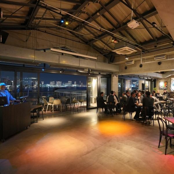 日の出桟橋船着場に隣接し、目の前に海が広がる絶好のロケーションは圧巻です。広々とした店内は、着席で60名様、立食なら最大150名様まで収容可能で、大規模なパーティーにも対応します。プロジェクター、DJ機材など充実した設備も完備。様々なスタイルのパーティーを華やかに演出します。