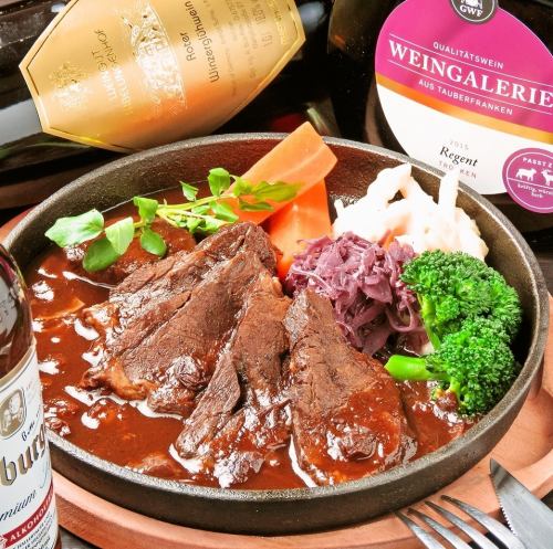 Beef stewed in wine << Sauerbraten >>