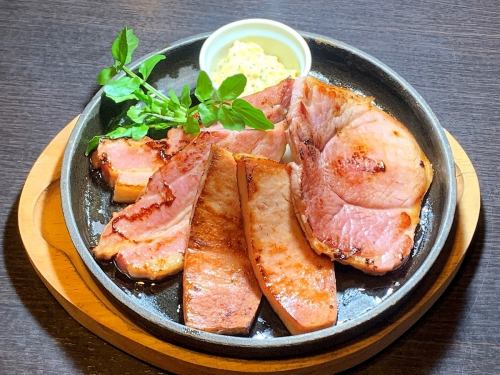 Grilled thick-sliced bacon and ham and fried squeeze