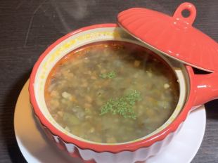 扁豆和培根风味的蔬菜 zuppe
