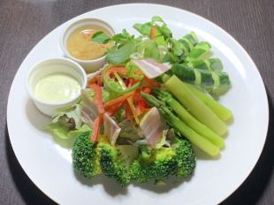 芦笋和生培根蔬菜沙拉