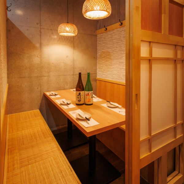 当店のお席は全席扉付き個室！木の温もりとコンクリートの質感がマッチした、スタイリッシュな和モダン空間！少人数の飲み会にもピッタリで、周囲を気にせずゆったりと料理とお酒を楽しめます！