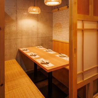 木の温もりとコンクリート壁のスタイリッシュさがマッチした、和モダンな個室空間！籠照明が柔らかな光を落とし、ナチュラルで落ち着いた雰囲気を演出！友人との飲み会、女子会にもピッタリです！