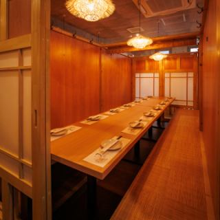 明るい木目が心地よく、大人数でもゆったり過ごせる広々とした個室空間！柔らかな照明が温もりを添え、和の雰囲気の中に華やかさも感じられます！会社宴会や歓送迎会、友人との飲み会に最適です！