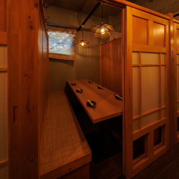 当店のお席は全席個室で2名様～ご案内可能！障子風の扉で仕切られた個室空間で、周りを気にせずゆったり過ごせます！女子会や仕事帰りの飲み会、少人数の宴会にも使いやすさも抜群です！