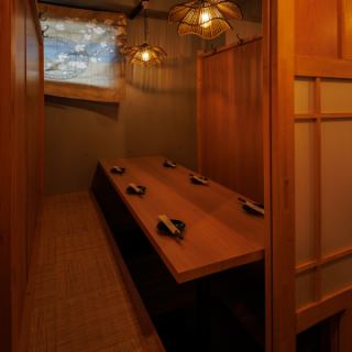 仲間とワイワイくつろぐ和空間個室！扉を閉めれば、ちょっと特別な自分たちだけの空間に！飲み会・女子会・誕生日会にも使いやすく、落ち着いた雰囲気で、料理とお酒をのんびり味わえます！