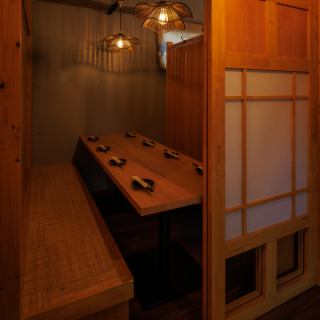 ゆったりプチ宴会が楽しめる個室！扉付きで周囲の視線が気になりにくく、食事をしながら会話が楽しめます！少人数の宴会・会社の小宴会・友人との飲み会に使いやすいちょうどいい空間です！