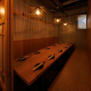 みんなで気兼ねなく過ごせる個室！広めのテーブル席で、グループでも座りやすく、ゆったりと宴会が楽しめます！会社宴会・歓送迎会・同窓会・打ち上げなどの宴会にもオススメの空間です！