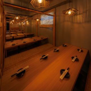 大人数でもゆったり座れる宴会個室！lロングテーブル席が並ぶ、広々とした和空間！会社宴会・歓送迎会・同窓会など大人数の宴会にピッタリです！みんなで集まって楽しく乾杯ができます！