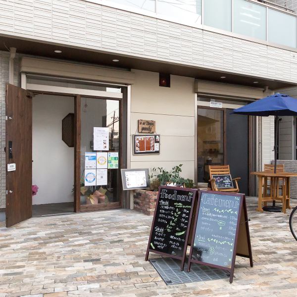 Walk straight from the west exit of Ishibashi Handai-mae Station and follow the alley between "McDonald's" and "Komeda Coffee" to reach our shop.It's open all day, so it's a shop that can be used for late lunches, cafes, and early dinners ♪
