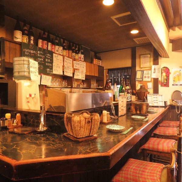 A counter most popular with regulars.A lot of sake beside the counter is also a pleasure.Sake sake has been carefully selected by shopkeepers according to seasonal ingredients