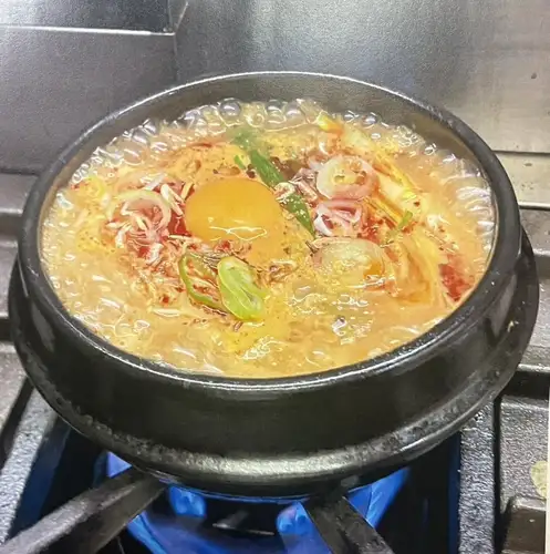 【◆芯から温まる◆】スープのコクと辛味が絶妙な具だくさんスンドゥブチゲ