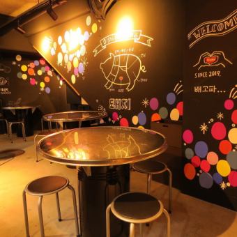 【在美妙的空间中享受激动人心的时光】“韩国餐厅Pegopa”拥有可爱而宽敞的内部空间，让您感觉就像在做梦一样。这里的氛围非常适合女孩的夜晚外出、约会或特殊场合，而且还有一个有趣的空间，感觉就像一个地下藏身处。壁纸画得很可爱，让人兴奋不已。餐桌座位可容纳5人×6个座位♪
