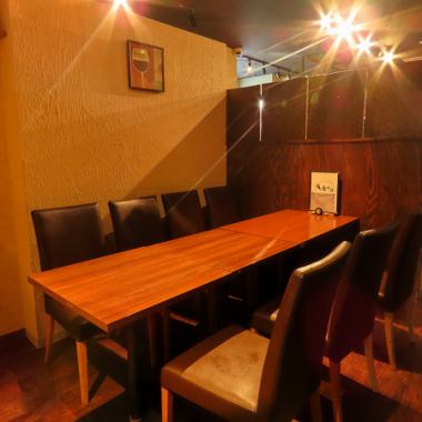 【上野で人気の個室居酒屋で焼き鳥&肉寿司食べ放題！】しっとりとした落ち着く店内で疲れを癒すひとときをお過ごしくださいませ。ご人数に合わせたお席をご案内致します。ご人数・ご予算お気軽にご相談ください♪