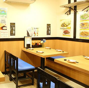 ご家族や仲間との食事にぴったりな6名用テーブル席をご用意！昔ながらの町中華らしい、どこかホッとする空間で、できたて熱々の料理を囲んでワイワイ楽しめます。ランチにも夜ごはんにも、気軽にどうぞ！