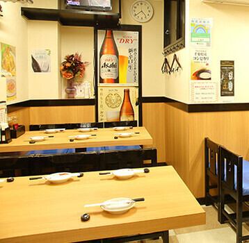 ご家族や友人同士のお食事にちょうどいい、4名用のテーブル席。肩ひじ張らずにくつろげる、どこか懐かしい町中華の空間で、できたてアツアツの料理を囲んで楽しいひとときをどうぞ！