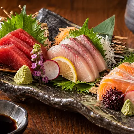 【3H飲放付】旬魚のお造り三種盛合せ×炭火香るつくね焼きや天麩羅『葵』全8品5280円⇒4500円