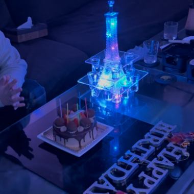 為孩子生日準備的果汁塔。你可以自備蛋糕。燒烤結束後,到了享用甜點的時間,您可以移步至可容納52人的休息室。休息室配備大螢幕顯示器,您可以免費享受卡拉OK和其他娛樂活動,因此這裡是燒烤後聚會的理想場所! *您也可以額外支付每人600日圓(含稅)延長停留時間30分鐘。