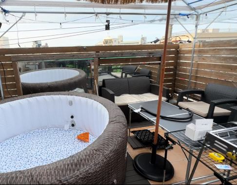 当店では事前要予約でジャグジーをご利用頂けます！夏場などはBBQを楽しみながら、ジャグジーもご利用頂けるとの事でお子様連れのお客様に大人気です。ジャグジーをご希望のお客様ははお早めにご予約ください！※ジャグジーの利用は一人1,000円の追加料金、大人5名程、子供7名程入れます。