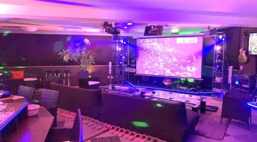 誰もが驚く豪華ラウンジ