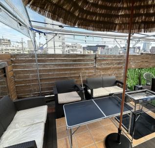BBQガーデンは着席33名、立食で50名様前後ご利用頂けます。ラウンジスペースは35名までご利用頂けます。貸切やプール席をご希望のお客様はお早めにお店にお問い合わせください。