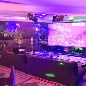 简直无语！超豪华的休息室里有现场音乐和卡拉OK！每小时1500日元（含税），酒水畅饮。