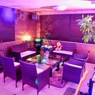 The live lounge on the lower floor can accommodate up to 35 people! Desserts, champagne towers, karaoke, etc. can be enjoyed in the lounge room!