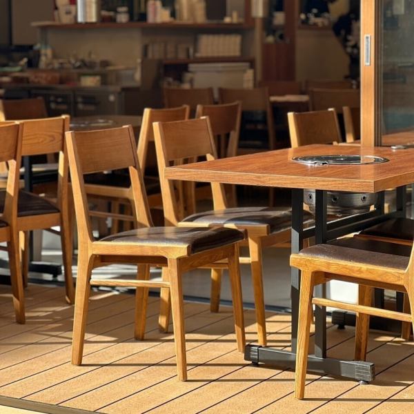 韓国の味を心ゆくまで楽しむなら、新大久保の【ミシクタン】がおすすめ！炭火焼きの香ばしさと、モダンな空間が広がる店内は、友人との飲み会にも最適。開放的なテラス席で、気軽に本格韓国料理を楽しんでください♪