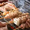 炭火で焼き上げる“手ごねつくね”と串焼き