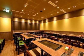 4名がけのテーブル席は、セルフで焼いてお召し上がりいただけるお席です。広々としたゆったりできる空間ですので、ご家族でのお食事や、お1人様でもご利用いただけます。