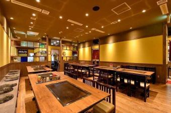 お好み焼はお客様自身で作っていただくセルフカスタム方式です。オリジナルな焼き方や自由なトッピングで自分だけのお好み焼を作り上げてお楽しみください。座敷席は詰めれば4人より増えても恐らく大丈夫です！