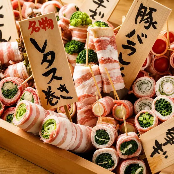“迷ったらまずはこれ！”見た目も華やか、食べ応えも満点。旬野菜の巻き串5種盛りが人気！