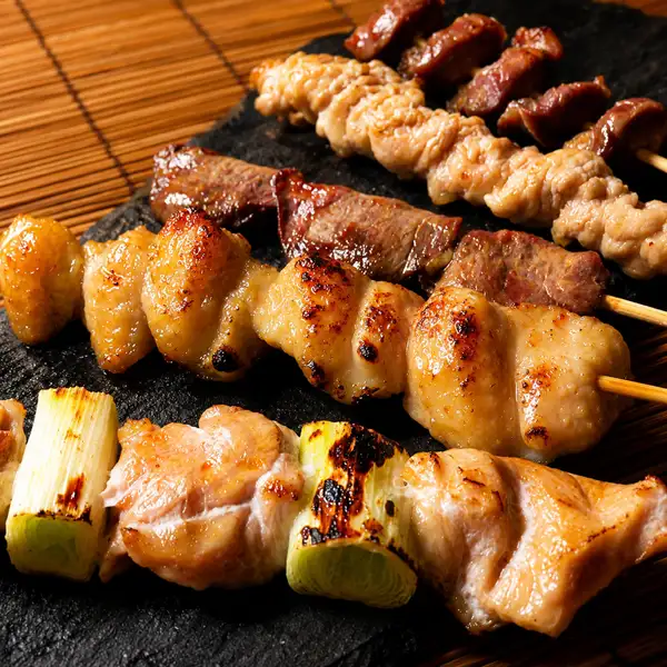 備長炭でじっくり焼き上げた本格串焼きの5種盛り合わせ。素材の旨味を引き出す丁寧な焼き加減が自慢。