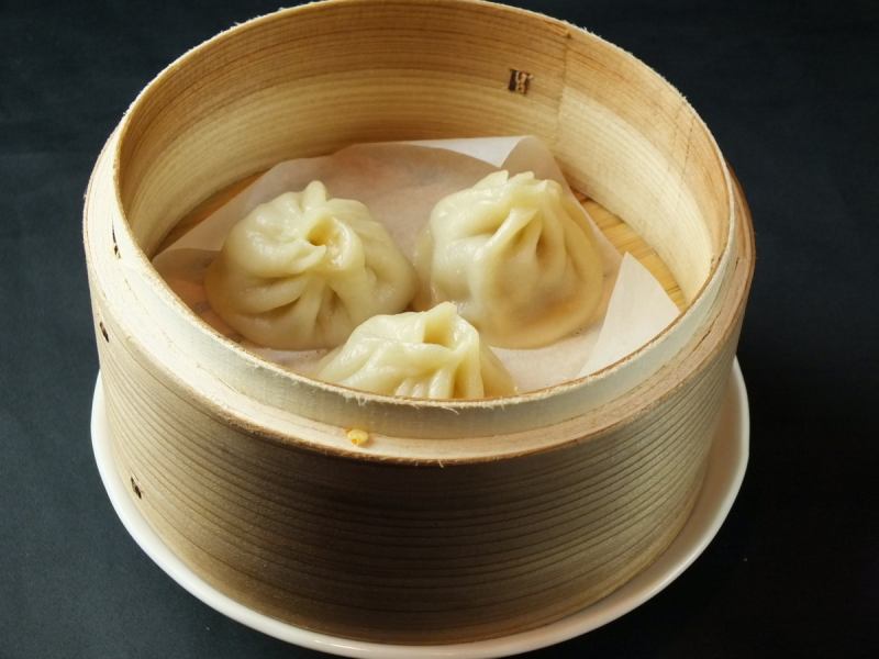 [Freshly made hot !!] The gravy overflows! Handmade authentic dumplings! 3 pieces 550 yen (tax included)