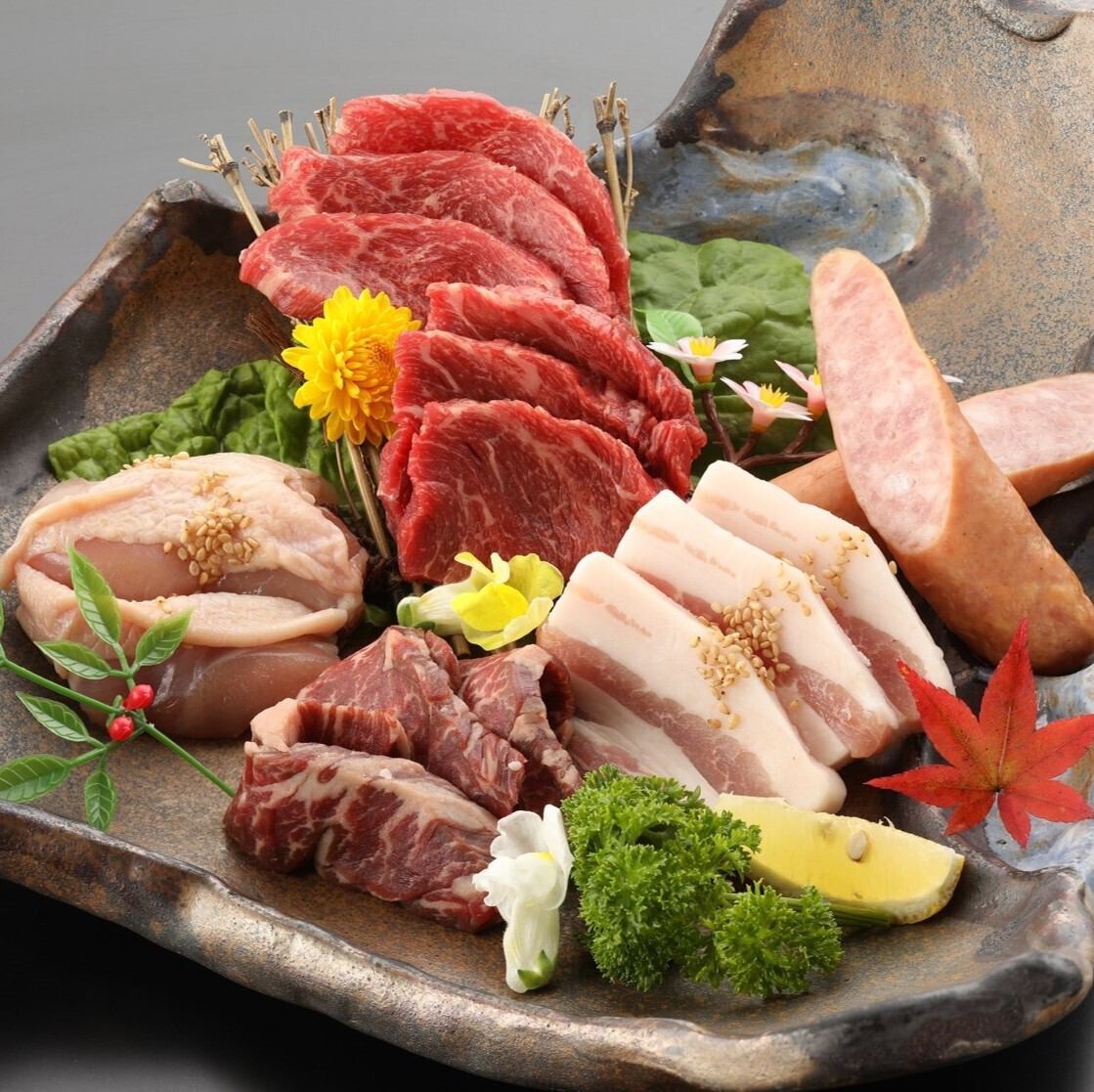 焼肉酒場 食べ放題 広島ホルモン楓。広島駅南口より徒歩約5分