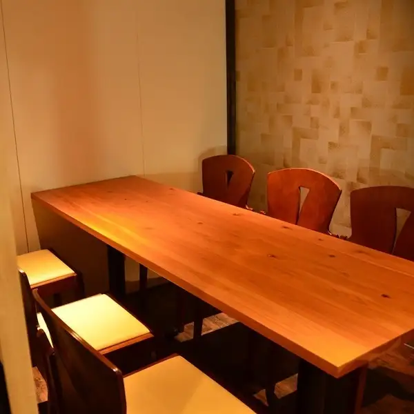 丹精込めた料理と、隠れ家的な雰囲気の完全個室。接待やご宴会などでもご利用下さい。