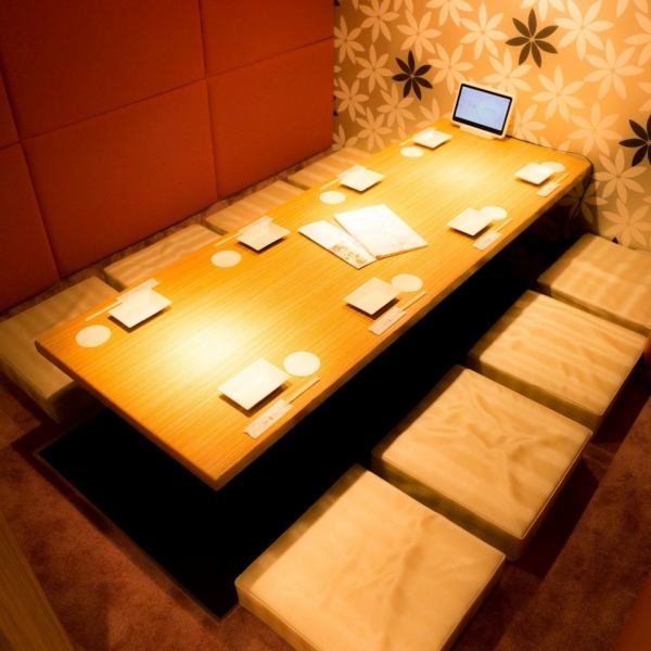 ゆったりと座れる個室席を揃え、安心して宴会が楽しめる環境をご提供。暖かな照明が照らす和モダン空間で、充実したひとときをお過ごしください。