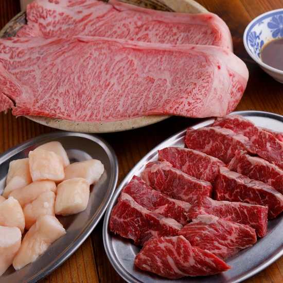 [Halal-certified authentic yakiniku enjoyed in a retro two-story wooden restaurant]